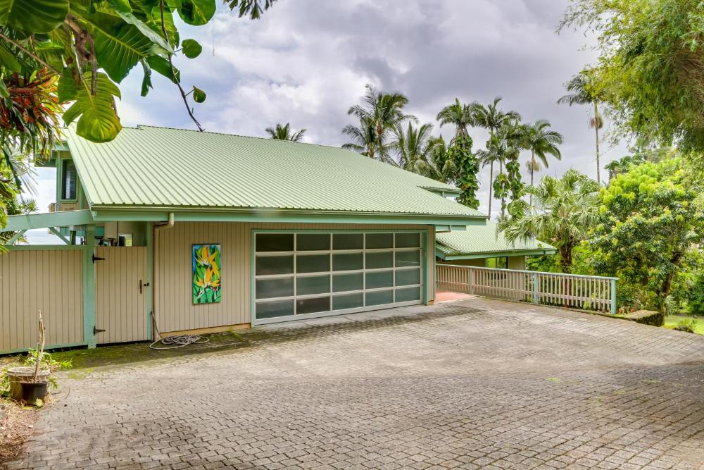 Hilo Home with Private Deck and Stunning Ocean Views!